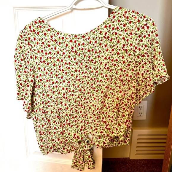 Open tie back top - Picture 1 of 3